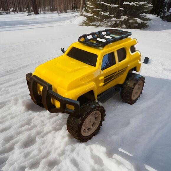 Plastic Yellow SUV Large Tires Black Accents Approx 6 Inches Roof Rack Outdoors - Picture 1 of 7